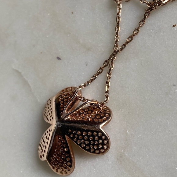 𝅺rose gold plated micropavé flower necklace - Picture 4 of 11